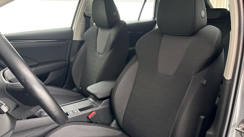 Škoda Octavia 2.0 TDI Ambition Combi - fotka 15 z 25