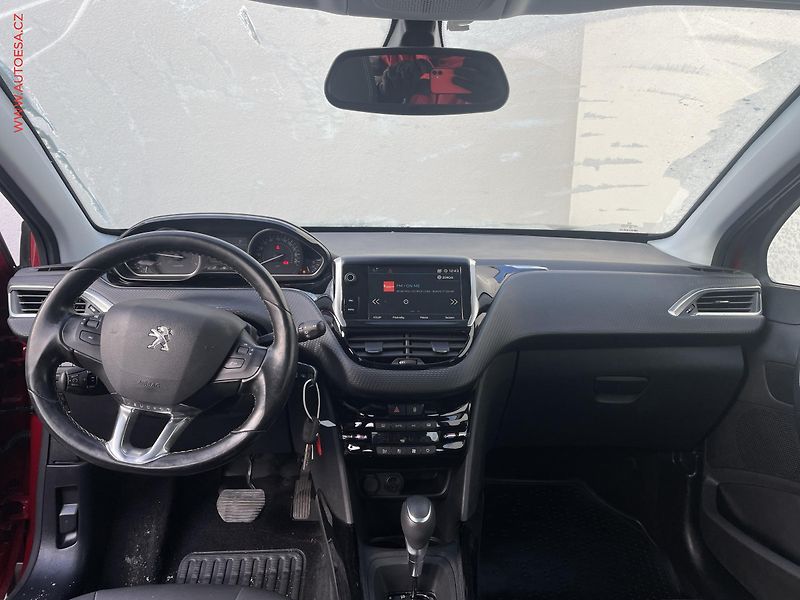 Peugeot 2008 (2018) 1.2 PT, Allure, AT, panor - fotka 8 z 18