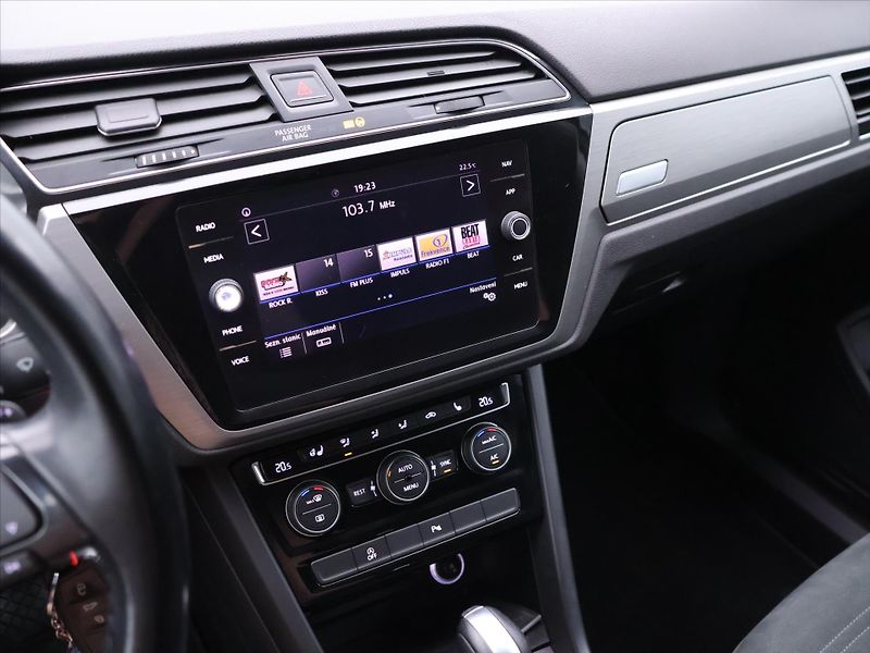 Volkswagen Touran 2,0 TDI 110kW DSG LED 1.Maj. - fotka 20 z 35