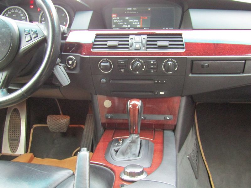 BMW Řada 5 (2006) 3.0D X-DRIVE 170kW - fotka 17 z 38