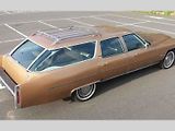 Cadillac nikdy oficiálně kombíky nevyráběl, ovšem vždy dobře rozuměl řeči peněz. Takž pokud jste si zaplatili, mohli jste mít unikátní Fleetwood Estate, který pro Cadillac vyráběly externí karosářské společnosti. Ty mu uměly nadělit až 2559litrový kufr.
