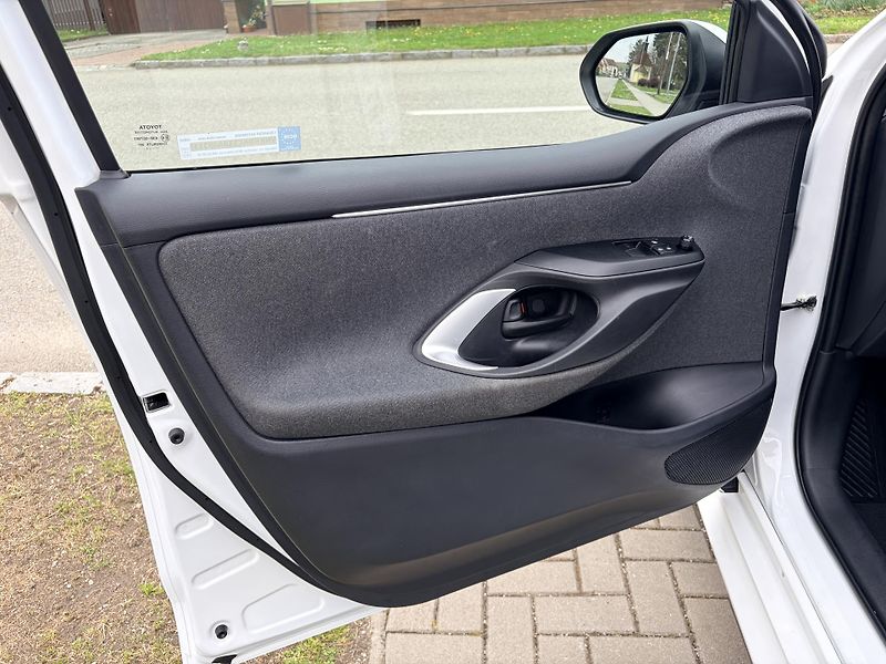 Toyota Yaris 1.5 VVT-i HYBRID - fotka 10 z 36