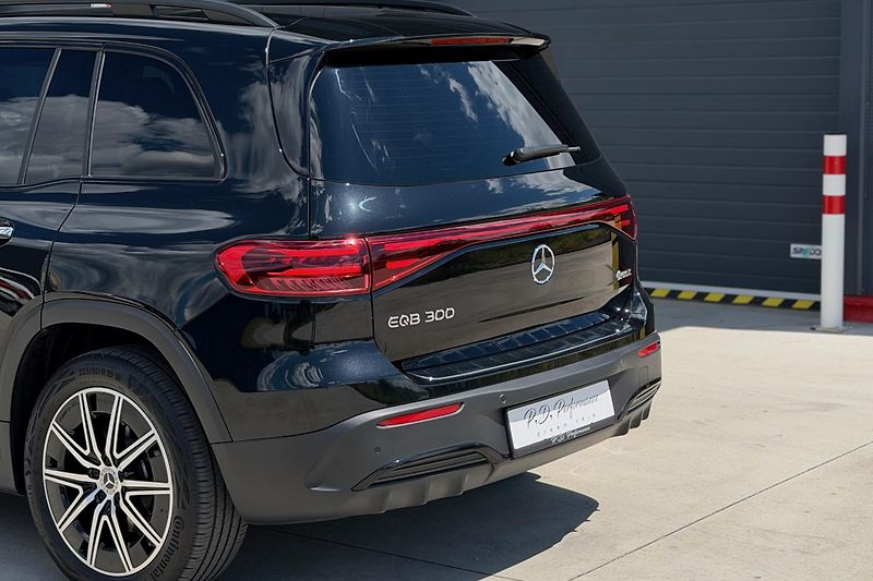 Mercedes-Benz EQB (2025) EQB 300 4Matic AMG Line - fotka 15 z 56