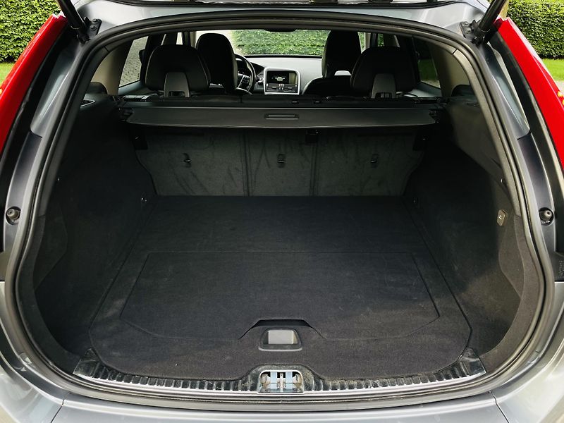 Volvo XC60 2.4D 5VÁLEC 1.MAJITEL SERVISKA - fotka 20 z 43