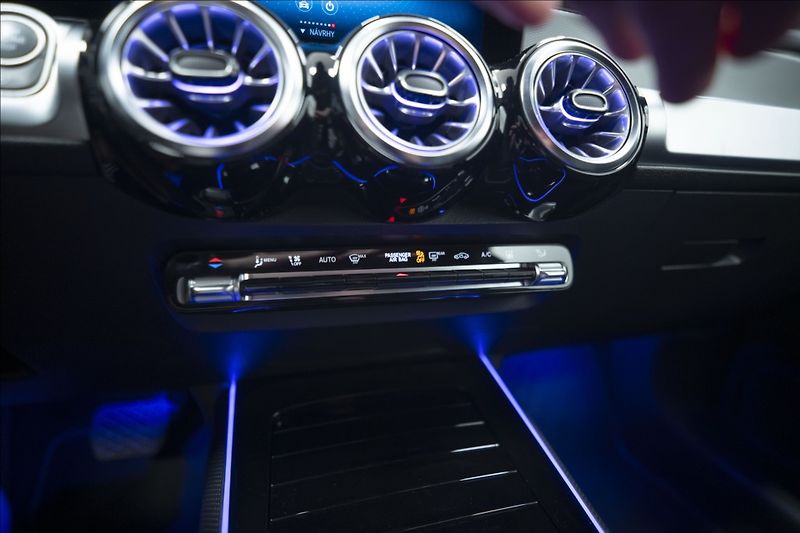 Mercedes-Benz GLB 2,0 200d 4MATIC NAVI KAMERA ČR - fotka 23 z 47