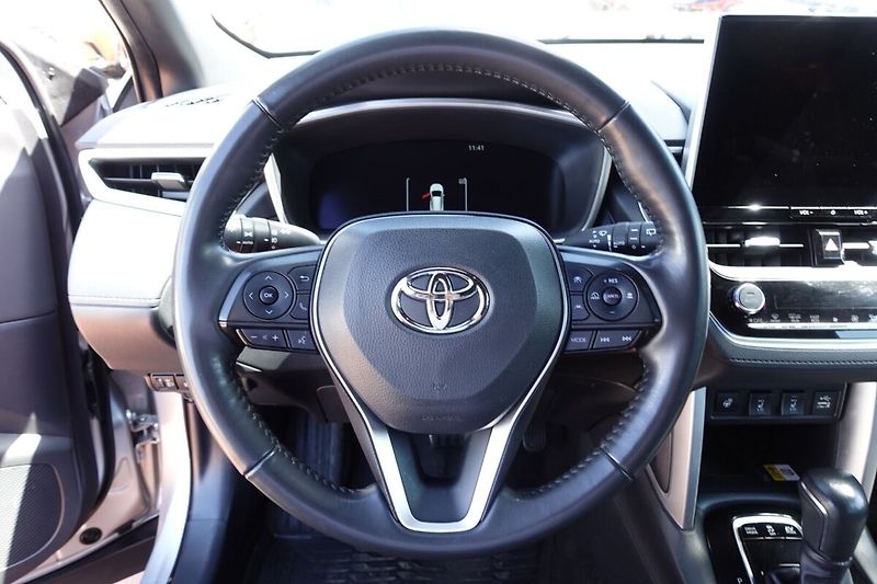 Toyota Corolla Cross 2,0 HEV Style Tech FWD - fotka 18 z 33