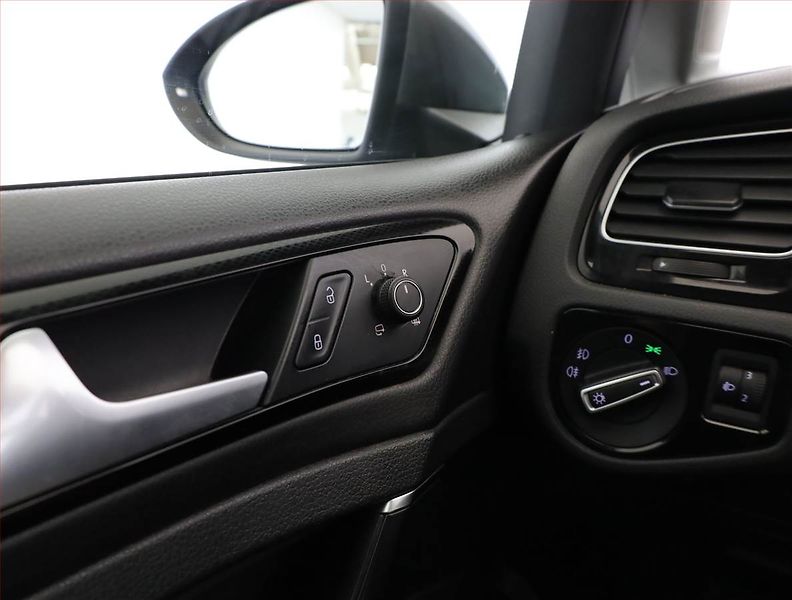 Volkswagen Golf (2015) 1.6 TDI, Navi, Tempomat - fotka 15 z 17