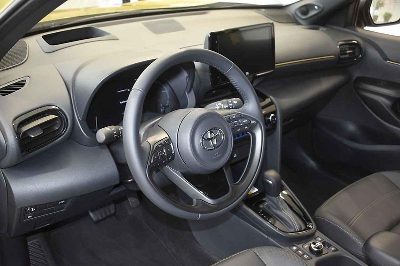 Toyota Yaris Cross si poradí také s lehčím terénem