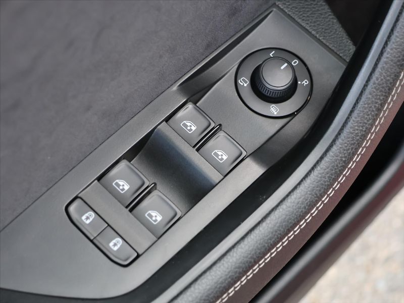 Škoda Superb 2,0 TDI DSG Sportline LED DPH - fotka 15 z 39