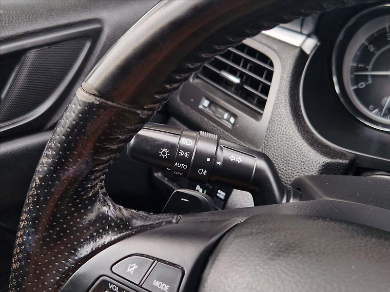 Suzuki Kizashi 2,4 i 4x4 XENON AC ŠÍBR VÝHŘEV - fotka 24 z 37