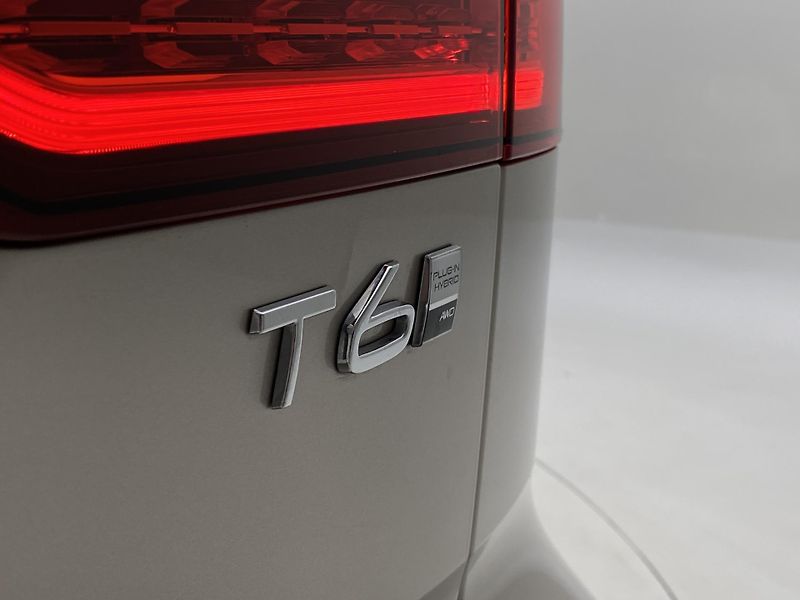 Volvo V60 T6 AWD PLUG-IN DARK REZERVACE - fotka 36 z 58