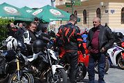Třeboňské Masarykovo náměstí bylo motorkami doslova našlapané. Stovkám strojů požehnal tamní kaplan Jiří Kalaš.