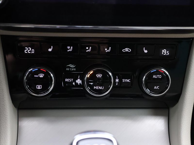 Škoda Superb 2,0 TDI 140kW DSG 4x4 Style CZ - fotka 23 z 32