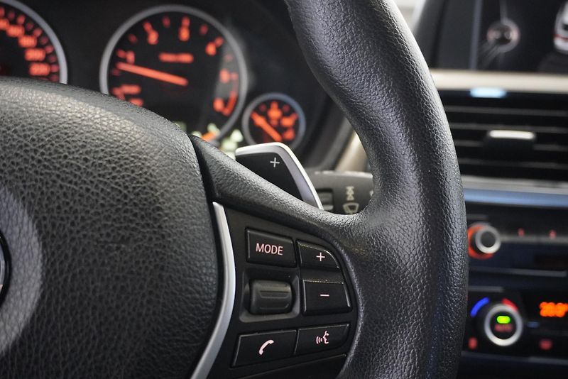 BMW Řada 3 3,0 XDRIVE AUT. - fotka 19 z 28