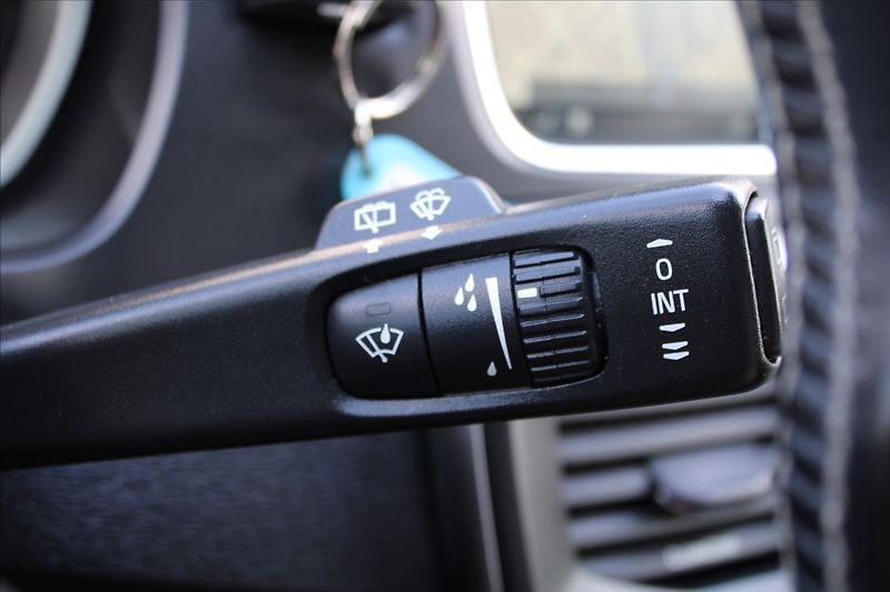 Volvo V40 2,0 D3  R-DESIGN,AUTOMAT - fotka 15 z 36
