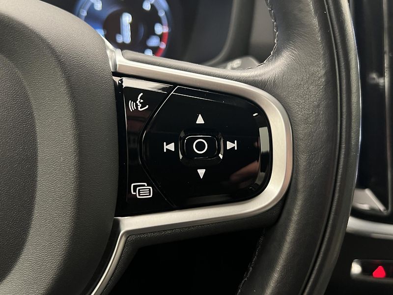 Volvo V60 D4 MOMENTUM AUT - fotka 23 z 46