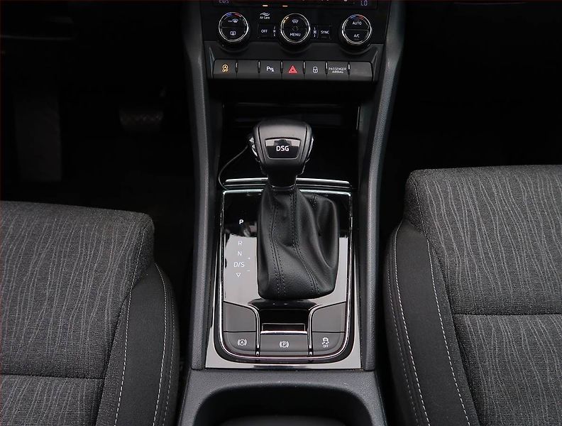 Škoda Karoq (2018) 1.6 TDI, Automat, Serv.kniha - fotka 13 z 23
