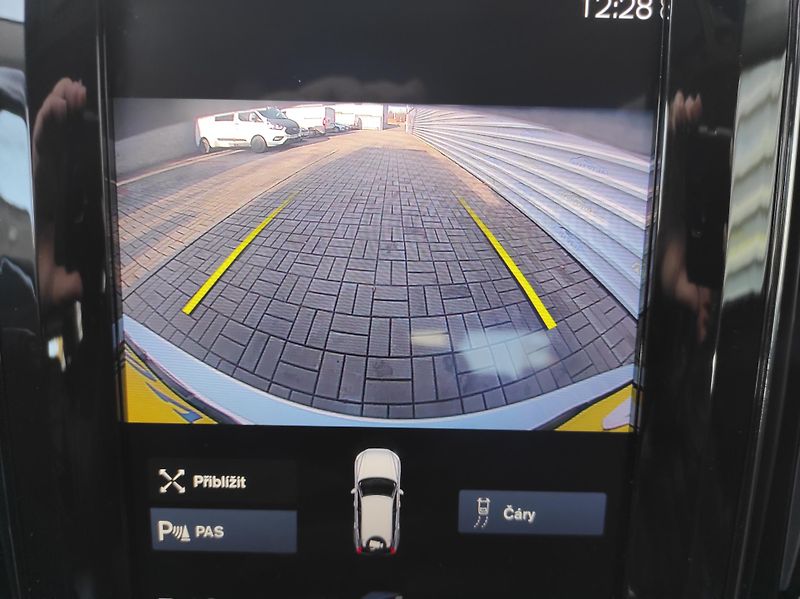 Volvo XC60 2,0 D3 Drive-E, Momentum Pro - fotka 24 z 41