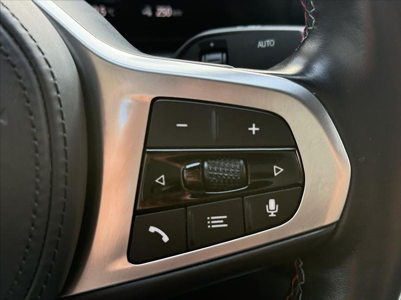 BMW i4 0,0 M50 544PS M Sport xDrive - fotka 16 z 38