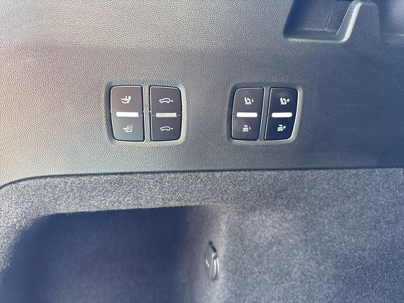 Porsche Cayenne Electric HuD Venti Display spo - fotka 18 z 19