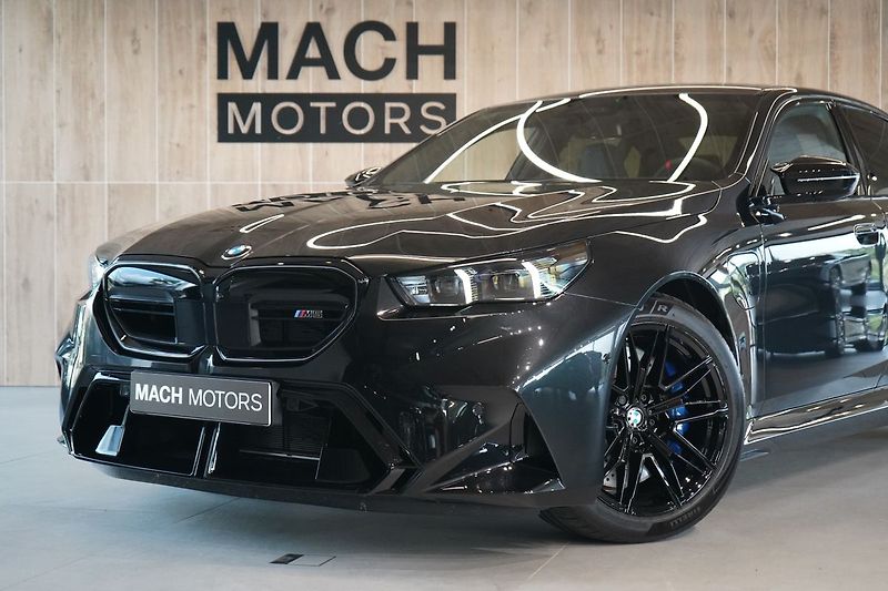 BMW M5 B&W, Ventilace, Panorama, HUD - fotka 2 z 50