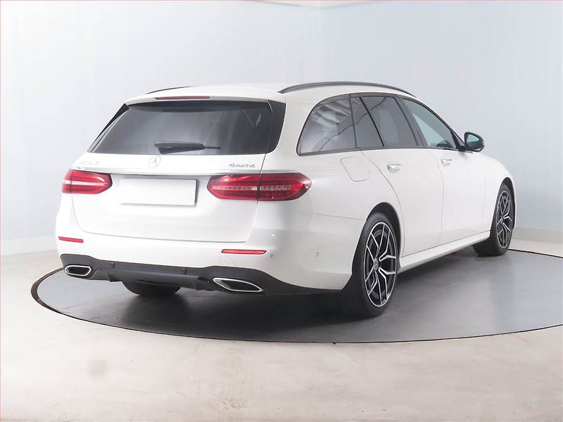 Mercedes-Benz Třídy E (2021) E 220 d 4MATIC - fotka 5 z 17