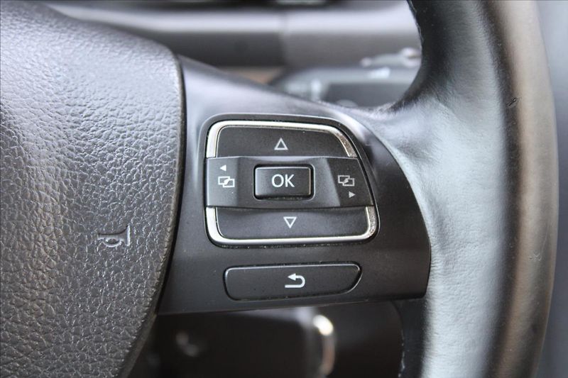 Volkswagen Touran 1,2 TSI  7 MÍST,VÝHŘEVY - fotka 17 z 29