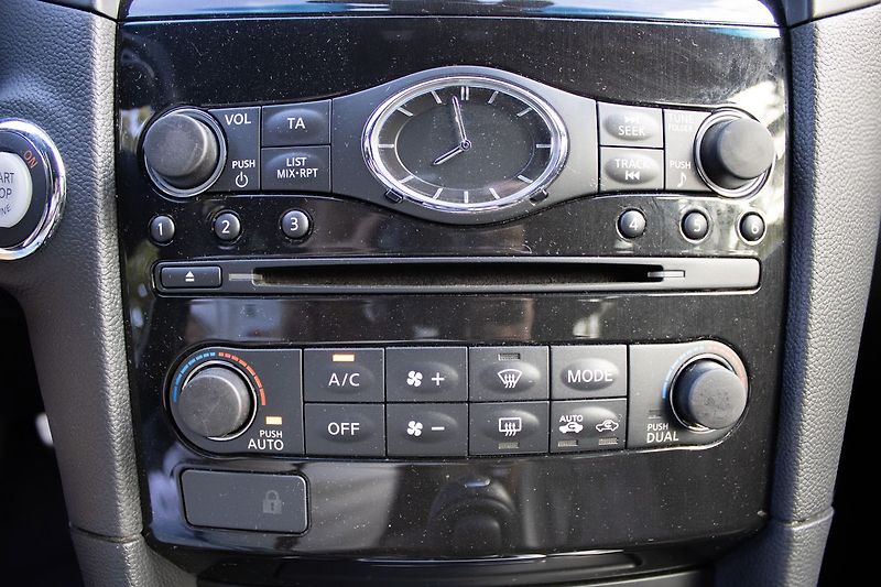Infiniti QX70 Verze S, servisované, DVB-T - fotka 31 z 53