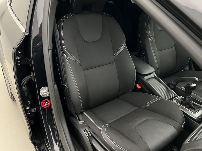 Volvo V40 D2 MOMENTUM - fotka 17 z 34