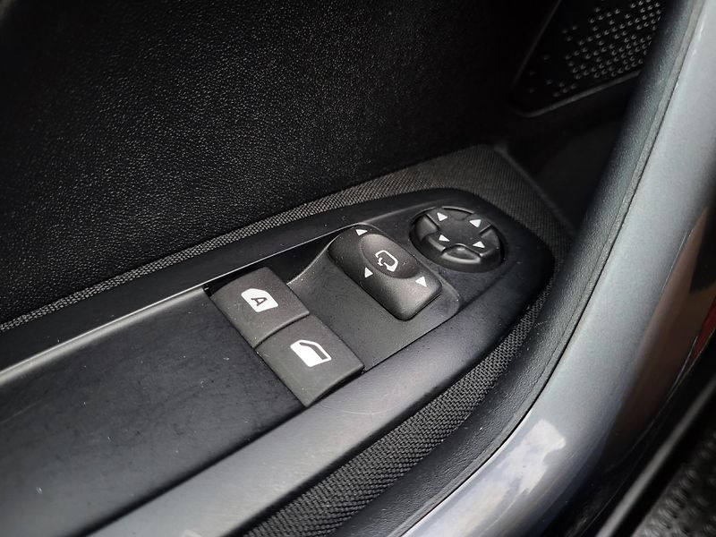 Peugeot 2008 1.2 PureTech 82k ČR 1.majitel - fotka 22 z 47