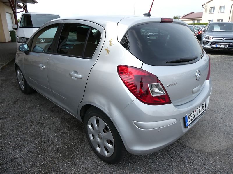 Opel Corsa 1,4 16V 74kW, drobné vady laku - fotka 6 z 42