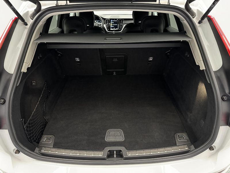 Volvo XC60 B4 AWD MOMENTUM PRO AUT CZ - fotka 5 z 37