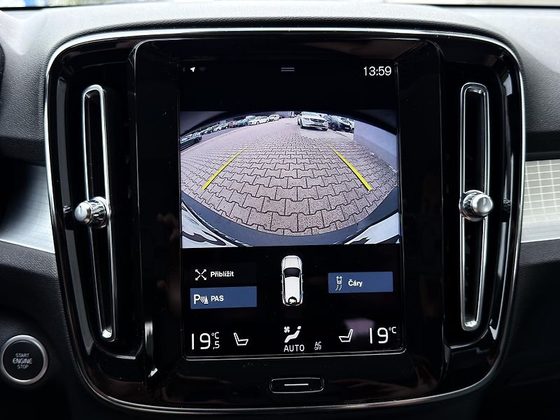 Volvo XC40 T2 FWD // CORE // PANORAMA - fotka 24 z 30