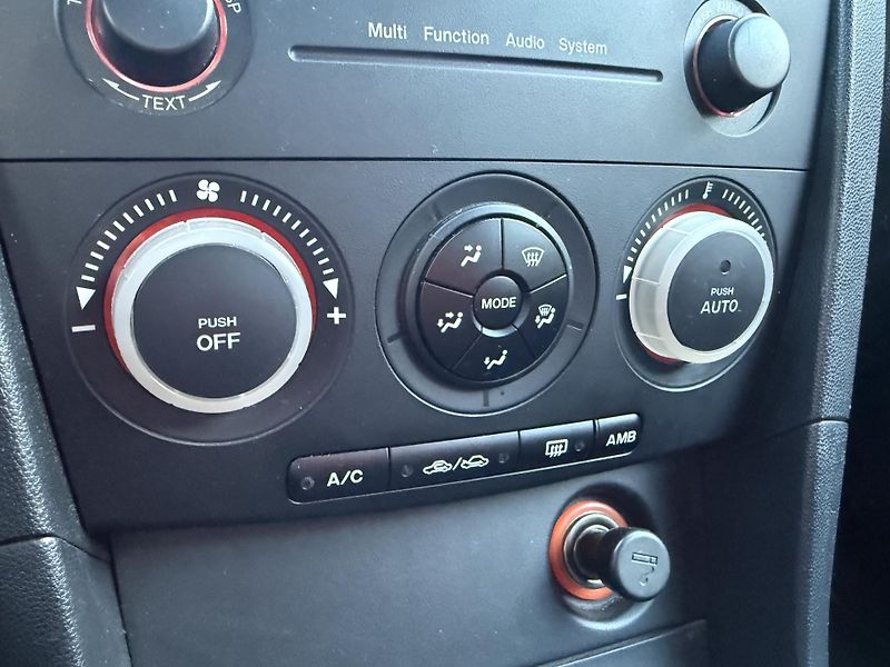 Mazda 3 2.0 Sport - fotka 29 z 32