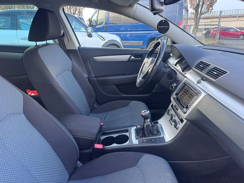 Volkswagen Passat (2012) 1,6 TDI 77 KW KOLA STK - fotka 32 z 46