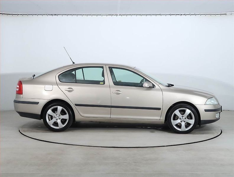Škoda Octavia (2006) 2.0 TDI, po STK, dobrý stav - fotka 6 z 18