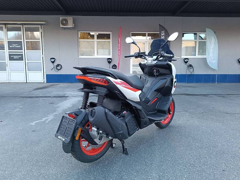 Aprilia SR GT 200 (2025) Sport ABS Space White - fotka 6 z 11