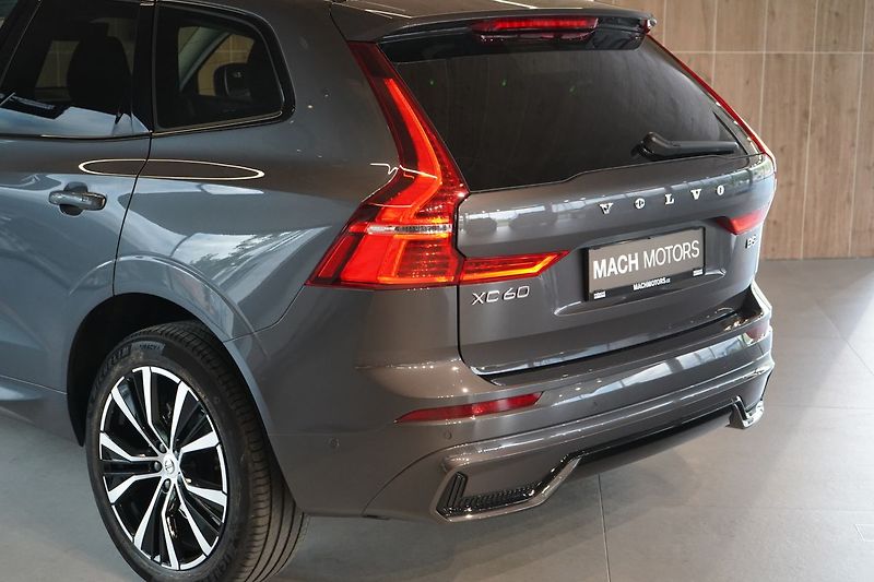 Volvo XC60 B5 AWD Plus Dark, Ventilace - fotka 15 z 46