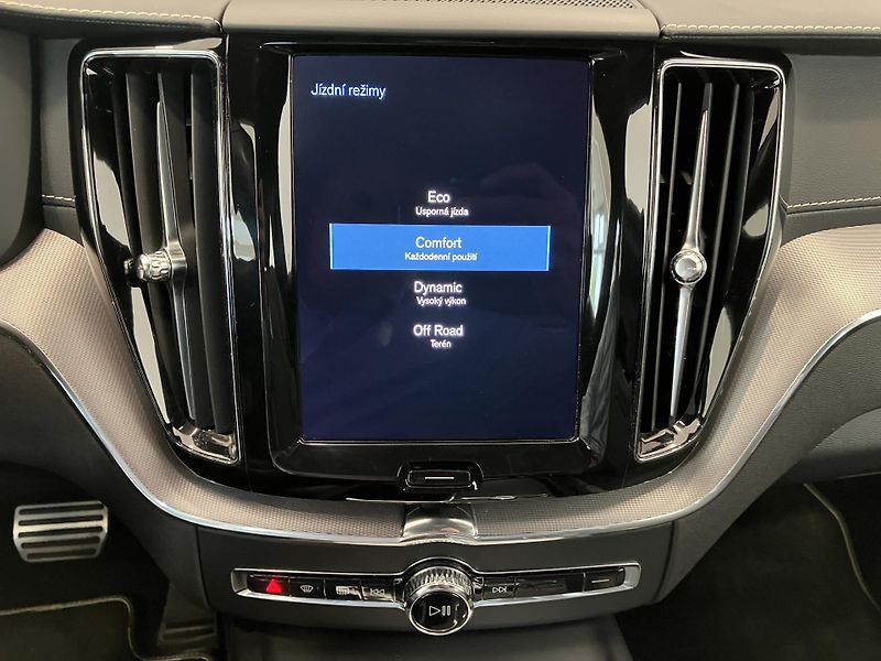 Volvo XC60 B4 AWD R-Design AT8, ČR - fotka 36 z 50