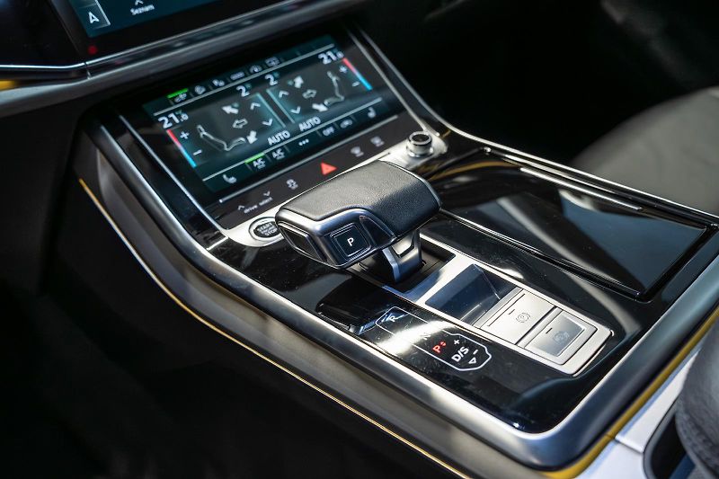Audi Q8 55 TFSI e 250 kW, QUATTRO, DPH - fotka 27 z 38
