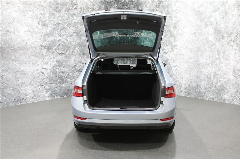 Škoda Superb 2,0 TDI Style REZERVOVÁNO - fotka 5 z 39