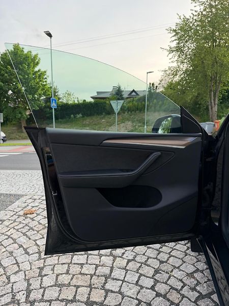 Tesla Model Y (2023) - fotka 14 z 23