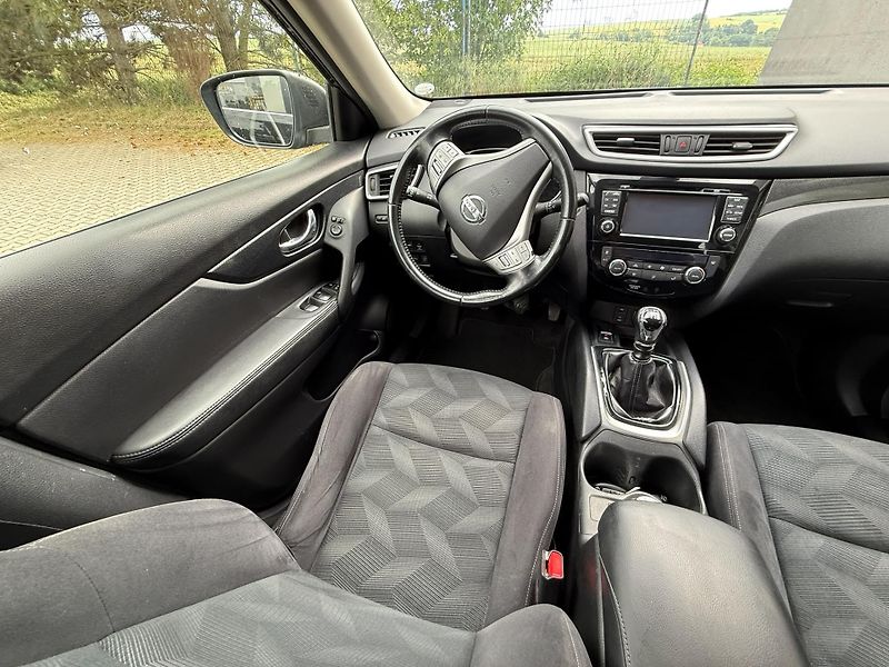 Nissan X-Trail (2015) 1,6 4WD - fotka 10 z 18