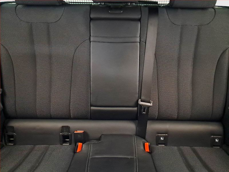 BMW Řada 5 (2017) Sport Line 530d xDrive, 4X4 - fotka 10 z 23