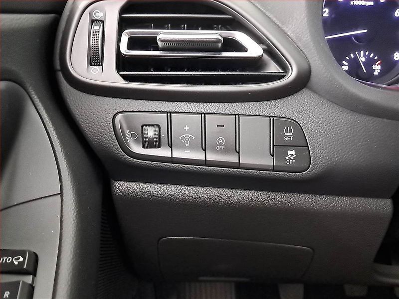 Hyundai i30 (2023) Smart 1.5 T-GDI MHEV, ČR,1.maj - fotka 19 z 20
