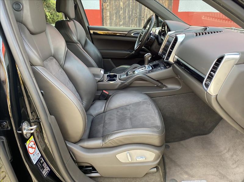 Porsche Cayenne 3,0 D  PLATINUM EDITION SPORT - fotka 22 z 44