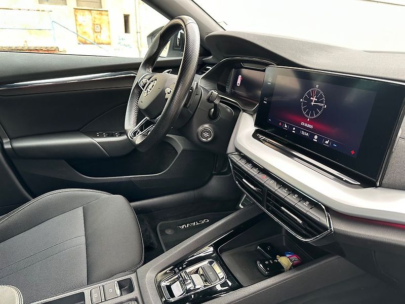 Škoda Octavia 2,0 TDI Sportline paket - fotka 19 z 43
