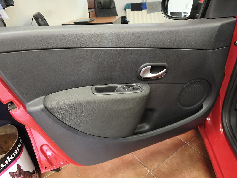 Renault Clio (2012) 1,2 16V 55kW - fotka 16 z 28