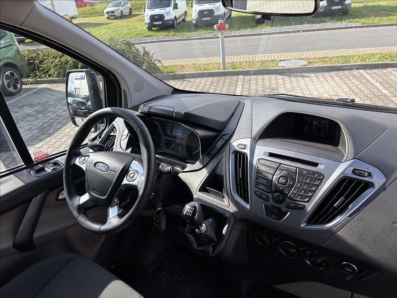Ford Tourneo Custom 2,2 TDCi 92kW L1 - fotka 18 z 34