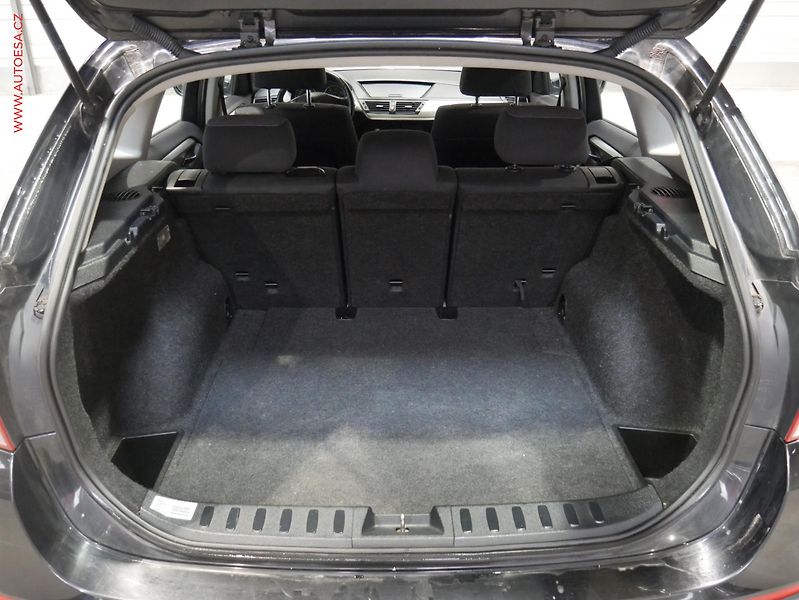 BMW X1 (2010) 2.0 D xDrive18d, AC, park - fotka 7 z 14